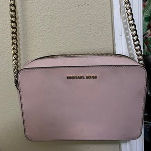 Micheal Kors jet set crossbody large in pink.